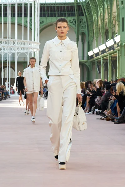 Look 15